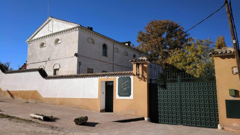Visit to an olive oil mill and oil tasting with aperitif and food and wine pairing. - Key Points