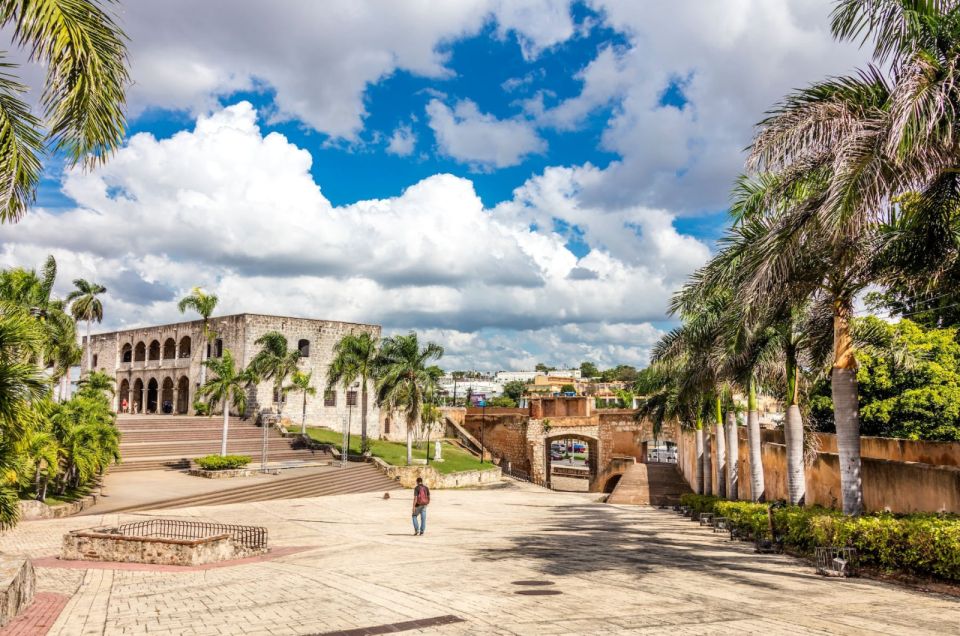 Visit to the City of Santo Domingo With Guide & Typical Food - Iconic Landmarks Exploration