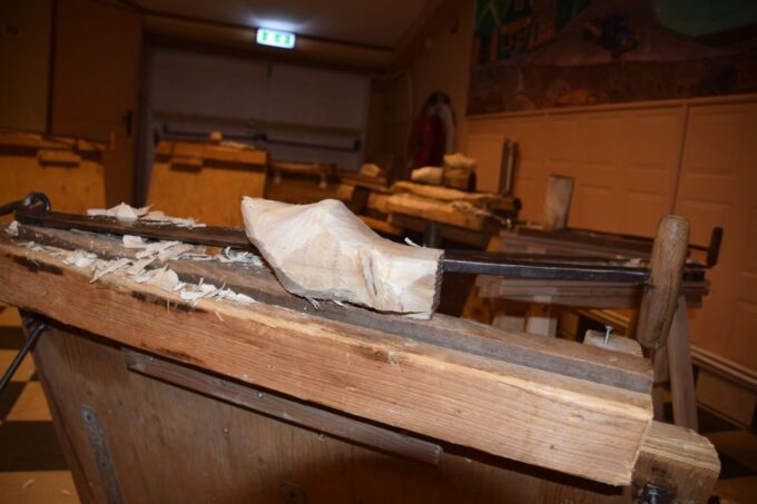 Volendam: 2-Hour Clogmaking Workshop and Cheese Tour - Local Delicacies Tasting