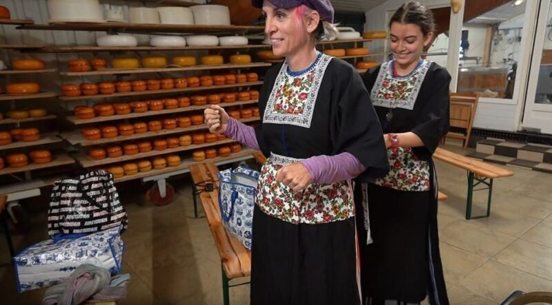 Volendam: Traditional Costume Photo with Cheese & Clog Tour - Key Points  