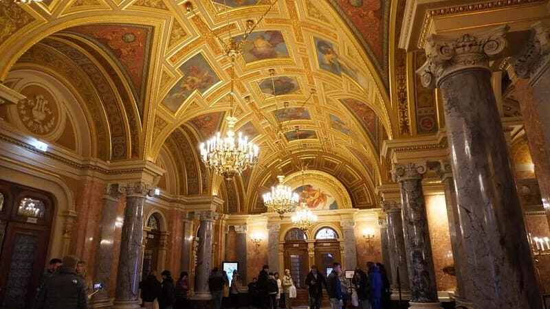Walk along the Champs-Élysées in Budapest - Key Points
