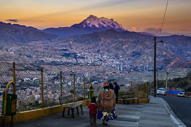 Walking City TOUR La Paz + Cable Cars + Valle De Luna. PRIVATE TOUR - Visiting Valle De Luna