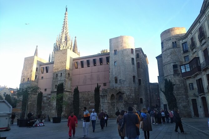 Walking Tour of the Gothic Quarter of Barcelona With Pintxos Tasting - Pintxos Tasting Experience