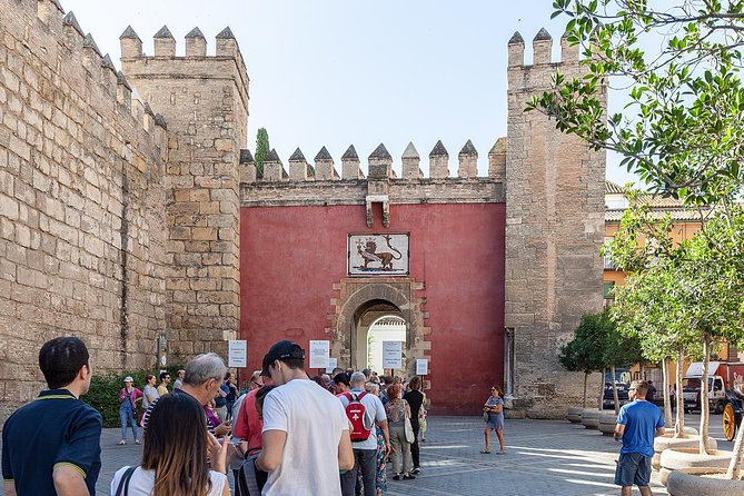 Walking Tour Through the Monumental and Historical Area of Seville - Knowledgeable and Enthusiastic Guides
