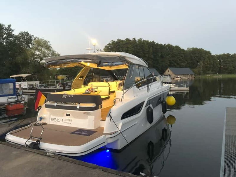 Waren (Müritz): Fun Cruise motor yacht with skipper - 4 hours - Key Points