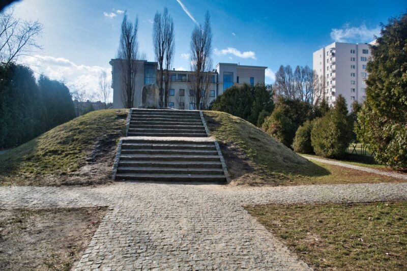 Warsaw: Jewish Heritage & Holocaust Walking Tour - Analyzing the Experience in Detail