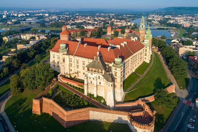 Wawel Castle and Cathedral with St Mary Basilica tour - Exploring Kraków’s Iconic Landmarks: Wawel Castle, Cathedral, Old Town, and St. Mary’s Basilica Tour