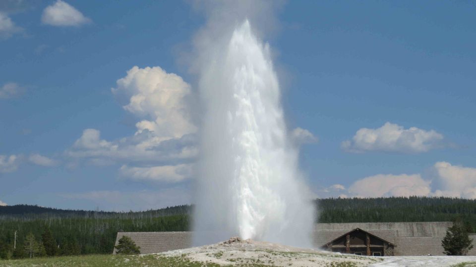 West Yellowstone: Yellowstone Day Tour Including Entry Fee - Getting There