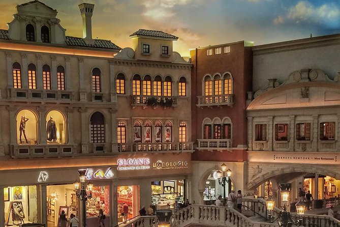 Where the Spots Are: Las Vegas Strip Walking Tour - Exploring the Las Vegas Strip