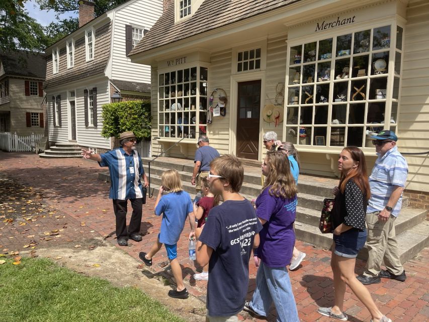 Williamsburg: Christmastime in Virginia Walking Tour - Discover Handmade Christmas Decorations