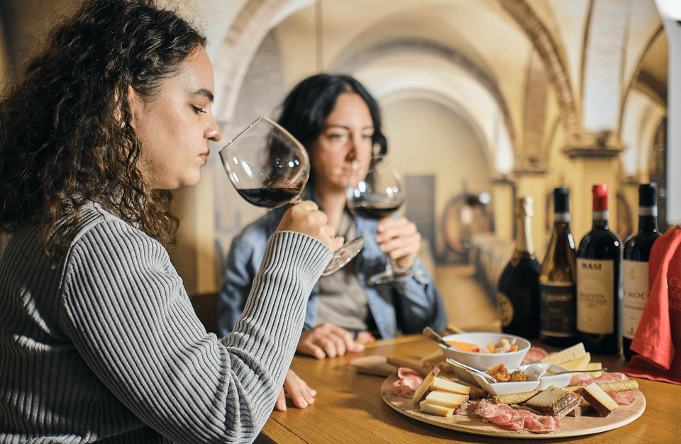 Wine Tasting Near the Aquarium of Genoa - Experience Overview