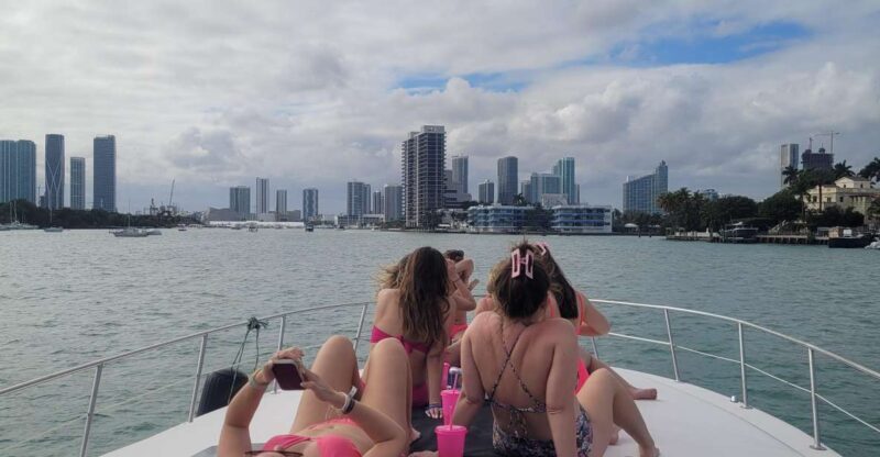Yacht cruise Biscayne Bay, Miami Beach and Sand bar. 42Ft - Who Will Love This Experience?
