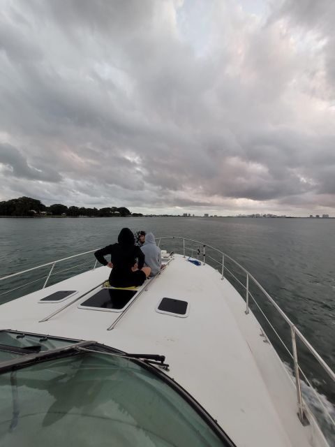 Yacht cruise Biscayne Bay, Miami Beach and Sand bar. 42Ft - FAQ