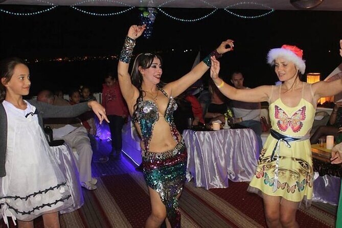 Yacht Cruise With Dinner & Oriental Show - Why Choose This Experience