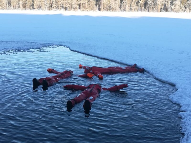 Ylläs: Lake Ylläsjärvi Ice-Floating Experience - Safety Measures