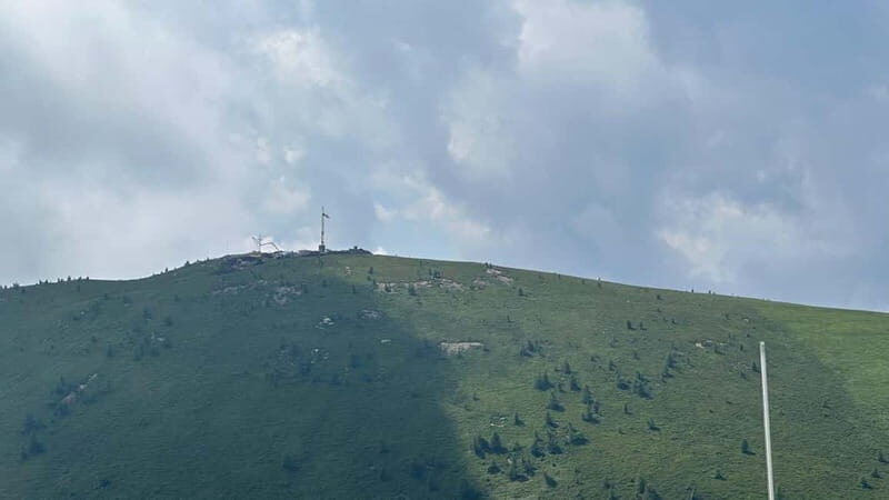 Yoga at the "Stoanamandl" viewpoint followed by brunch - Who Should Consider This Tour?