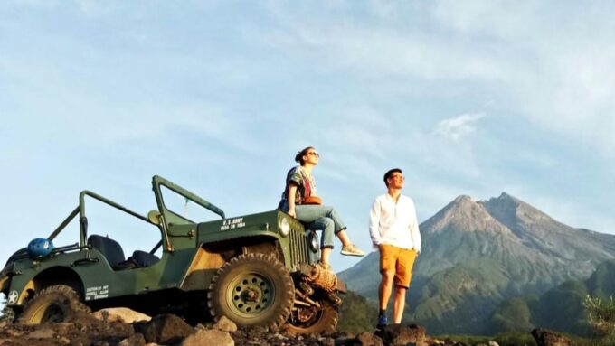 Yogyakarta: Borobudur Climb Up, Merapi Volcano and Prambanan - Visiting Borobudur Temple