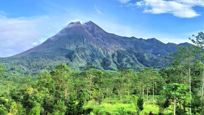 Yogyakarta: Borobudur Climb Up, Merapi Volcano and Prambanan - Exploring Merapi Volcano