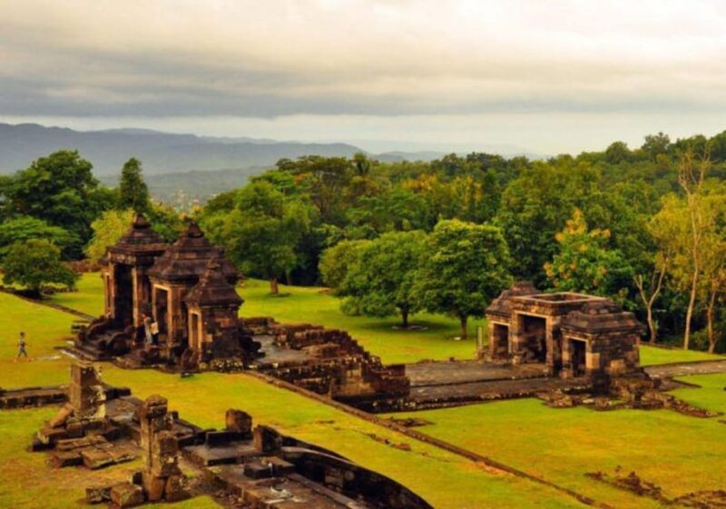Yogyakarta: Borobudur & Queen of Boko Sunset Temple Day Tour - Mendut Buddhist Monastery