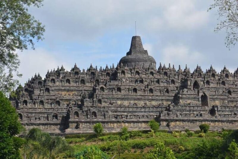Yogyakarta: Borobudur & Queen of Boko Sunset Temple Day Tour - Local Restaurant