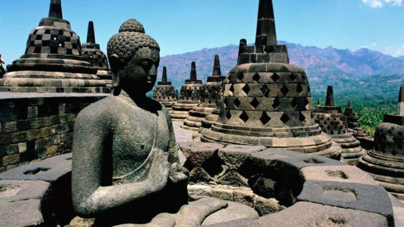 Yogyakarta : Borobudur(climb up temple) & sunrise mt merapi - Key Points