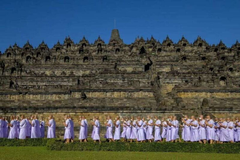 Yogyakarta: Breakfast at Borobudur & Prambanan Private Tour - Transition to Prambanan Temple