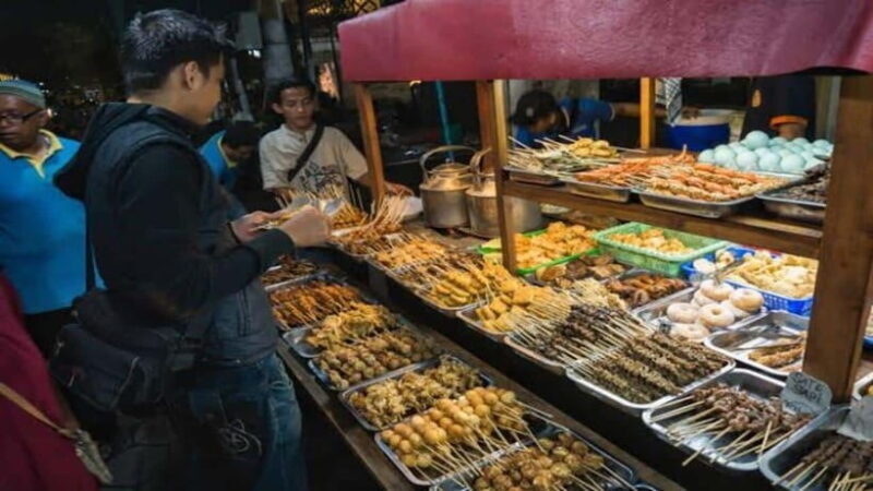 Yogyakarta: Culinary Food and Walking Tour with Local - Starting at the Yogyakarta Monument: Setting the Scene  