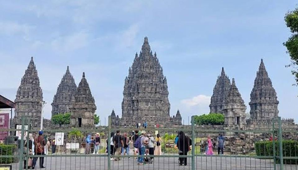 Yogyakarta: Explore & Enjoy Sunset at Prambanan Temple Tour - Itinerary Details