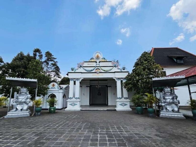 Yogyakarta Private Tour Prambanan Temple and Sultan Palace - Key Points