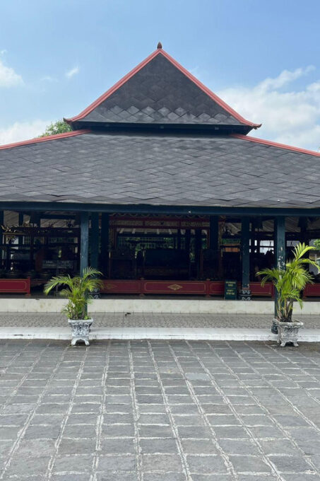 Yogyakarta: Sultan Palace, Water Castle and Prambanan Tour - Frequently Asked Questions