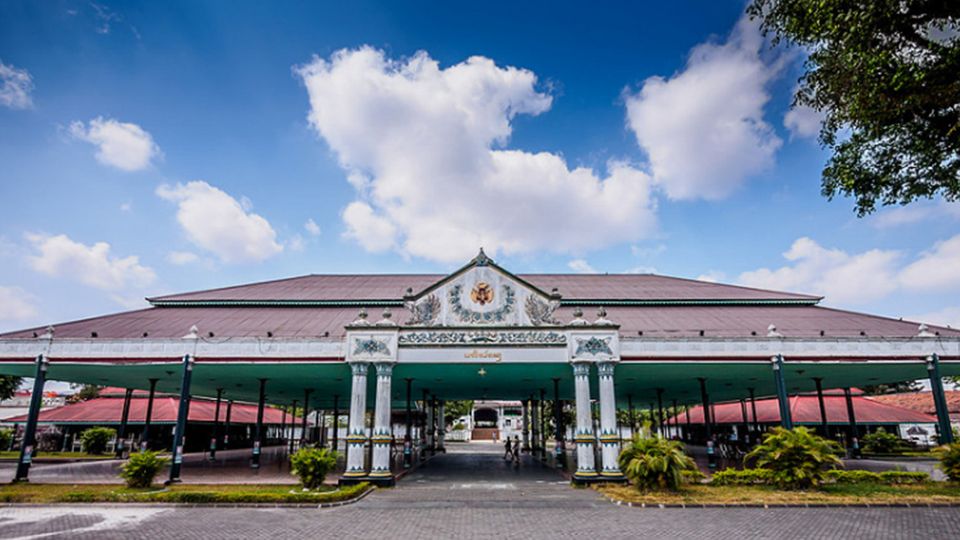 Yogyakarta: Sultans Palace and Water Castle Walking Tour - Key Points