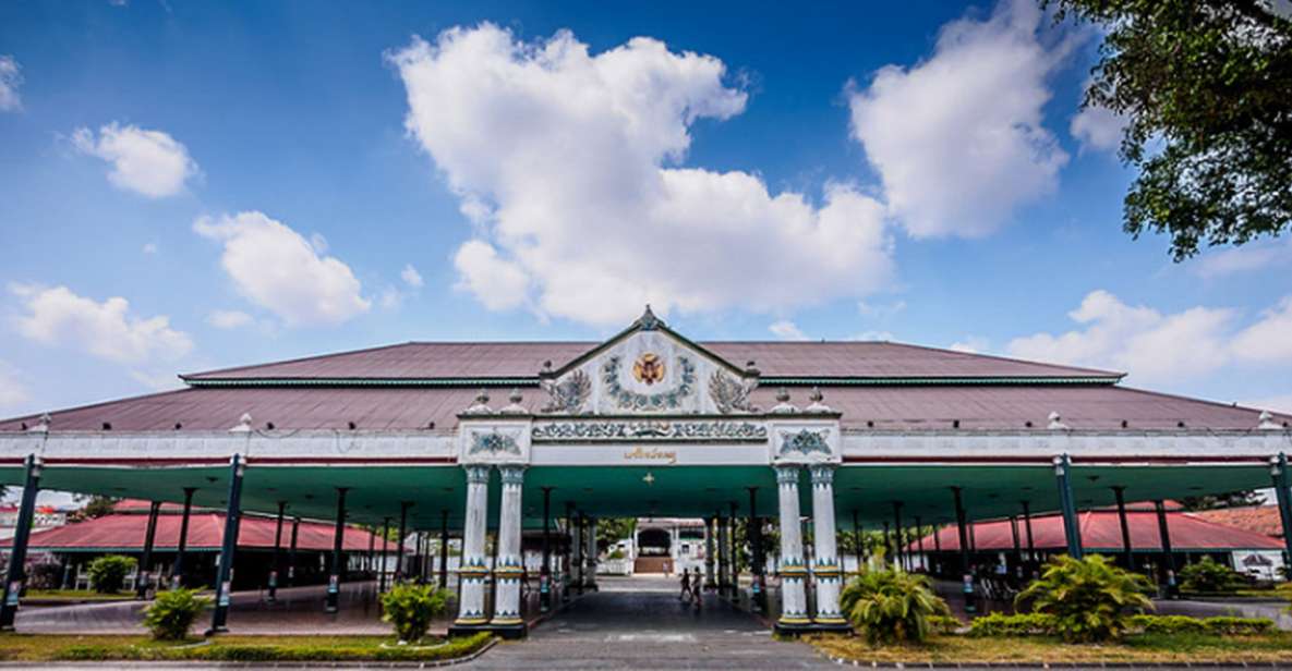 Yogyakarta: Sultans Palace and Water Castle Walking Tour - Sultans Palace Exploration