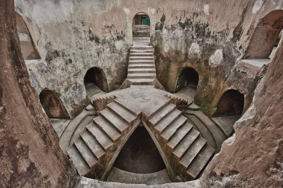 Yogyakarta: Sultans Palace and Water Castle Walking Tour - Discovering the Water Castle