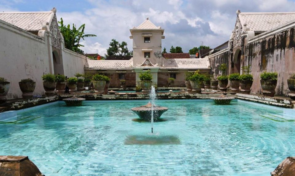 Yogyakarta: Sultans Palace and Water Castle Walking Tour - Tour Inclusions and Details