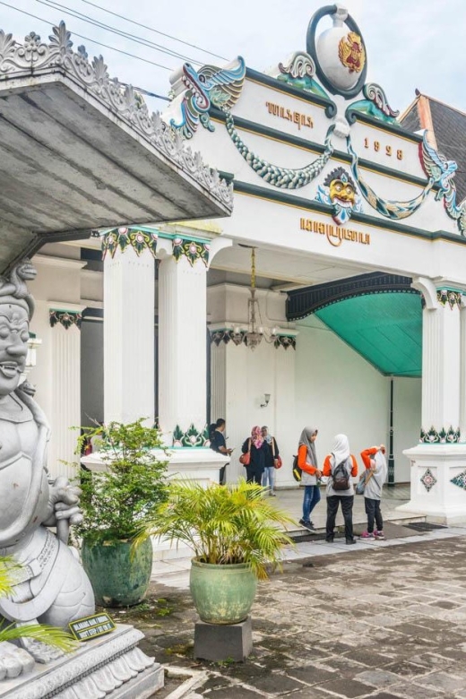 Yogyakarta: Sultans Palace and Water Castle Walking Tour - Important Visitor Information
