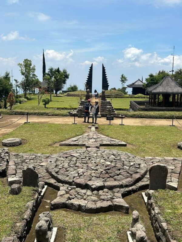 Yogyakarta : Surakarta + Sukuh temple + Cetho temple + Guide - An In-Depth Look at the Experience