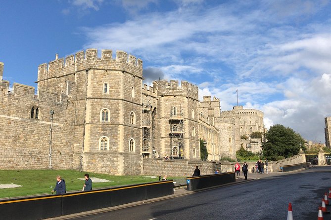 Young Victorias London: Windsor Castle & Kensington Palace - Historical Significance of Windsor Castle