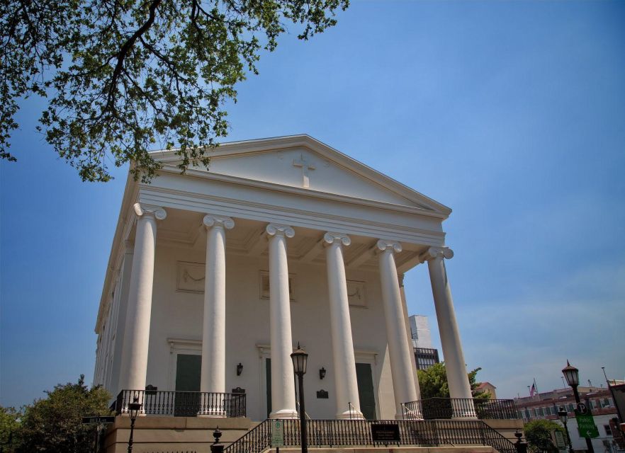 Yuletide Charm: A Southern Christmas Journey in Savannah - Key Points