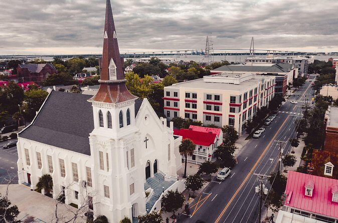 Yuletide Splendor A Christmas Walking Tour in Charleston - Who Should Consider This Tour?