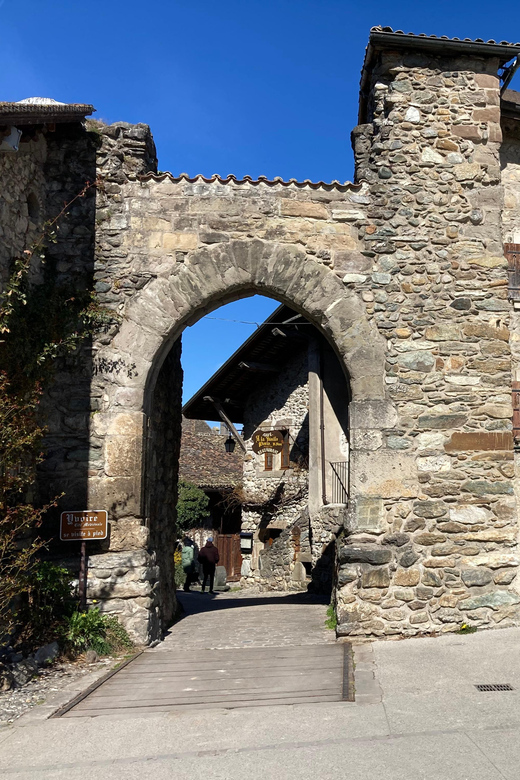 Yvoire Medieval Village : Walking Guided Tour - Taking in the Garden of Five Senses