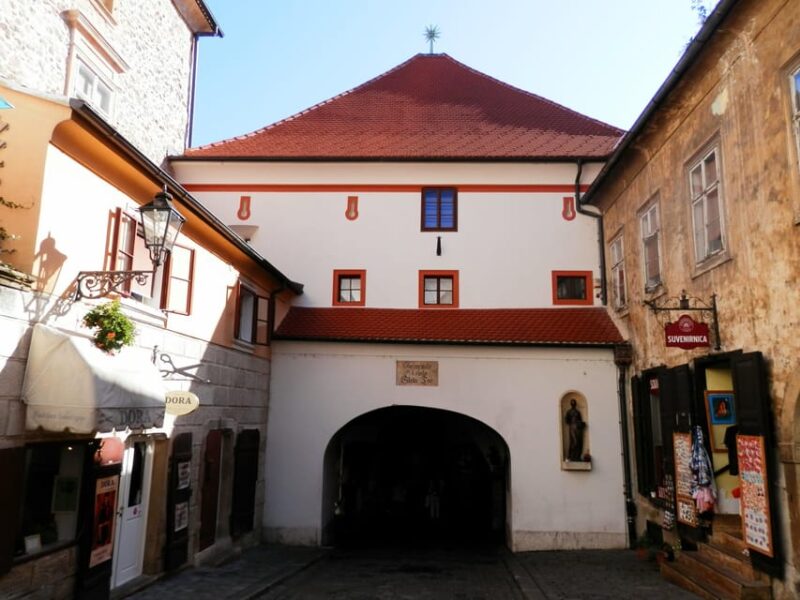 Zagreb: Group Walking Tour of Zagreb (Funicular Included) - Tour Experience