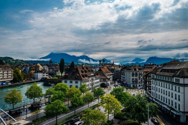 Zug: Express Walk With a Local in 60 Minutes - Charming Old Town