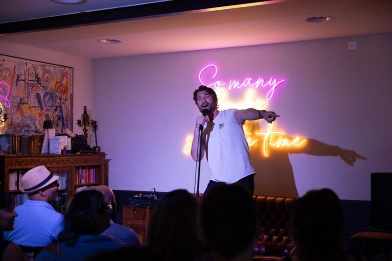 Zürich: Comedy Show in Old Town & Drinks - Key Points